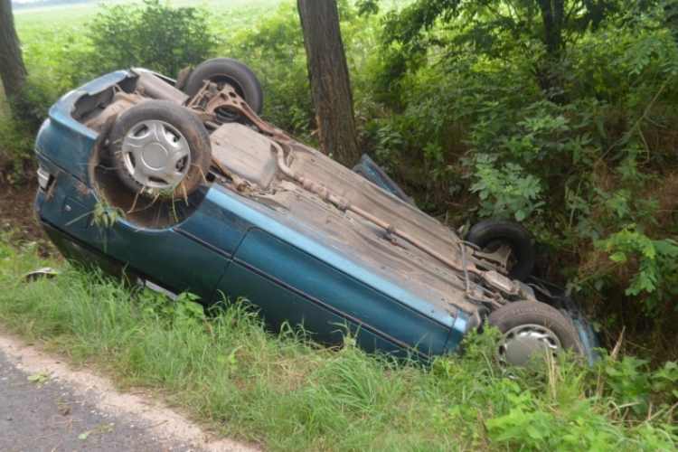 Árokba borult egy autó Egyed és Sobor között