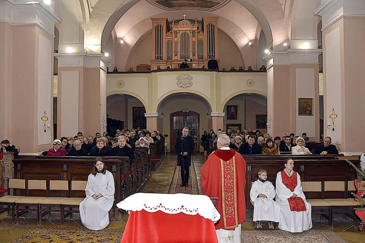 Jubiláló házaspárok ünnepi szentmiséje Szanyban.