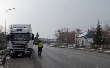 A rendőrök már ellenőrizték a Csornáról kitiltott kamionok forgalmát