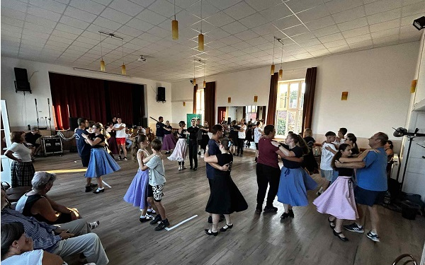 Egyszerre dobbantak a talpak és a szívek