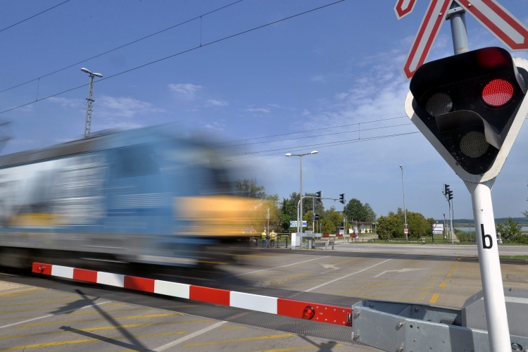Harmadával csökkent a balesetek száma a vasúti átjárókban