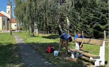 Diákmunkások segítségével újítják fel a köztéri padokat Szilban