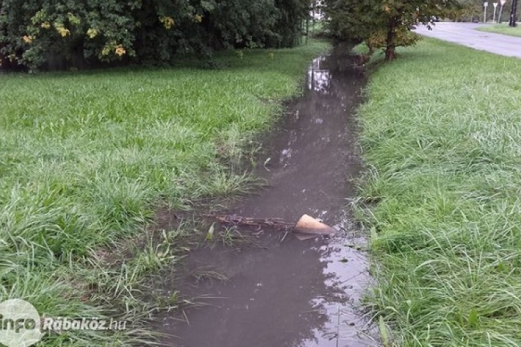 A nagy eső fokozottan terheli a vízelvezető árkokat