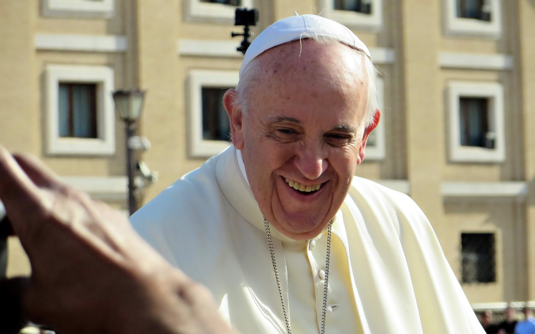 Pápalátogatás - A katolikus egyházfő kérésére a trónusok egyszerűek és világos színűek lesznek