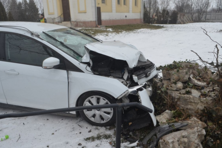 Feladta magát a rendőrségen a férfi, aki magukra hagyta a gyerekeket a balesetet szenvedett autóban