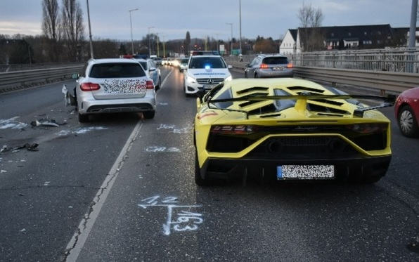 Balesetben sérült meg egy csornai fiatalember által vezetett Lamborghini Győrben