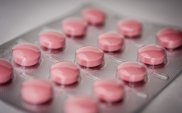 Egymillió favipiravir tabletta érkezett Kínából