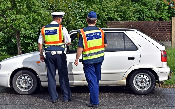 A csornai rendőrök elfogták a hamis rendszámot használó sofőrt