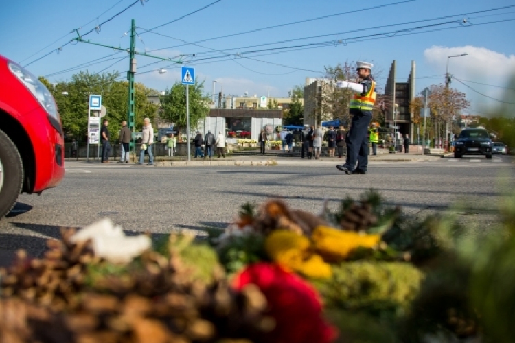 Rendőrök segítik a biztonságos közlekedést a közutakon, illetve a temetők környékén