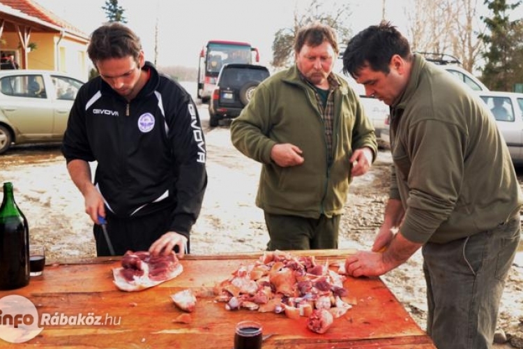 Disznótoron az SVSE focistái Szanyban