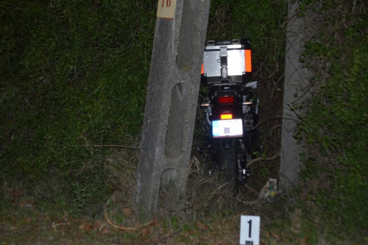 Villanyoszlopok közé hajtott egy motoros Rábakecölben