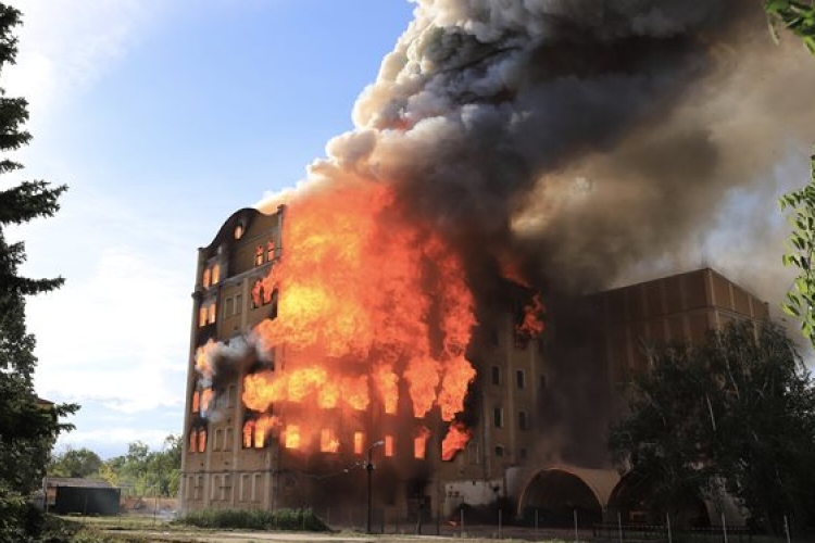 Óriási lángokkal égett az egykori István-malom Békéscsabán
