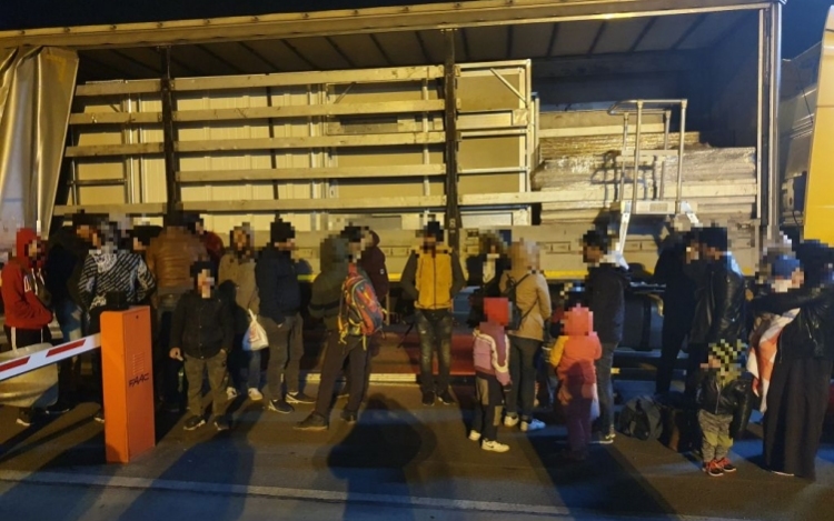 Harminchárom határsértőt találtak egy török kamionban Csanádpalotán