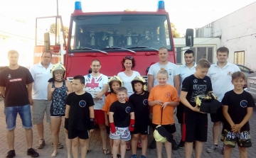 Meglepték a tűzoltók a fertőszentmiklósi kick box csapatot