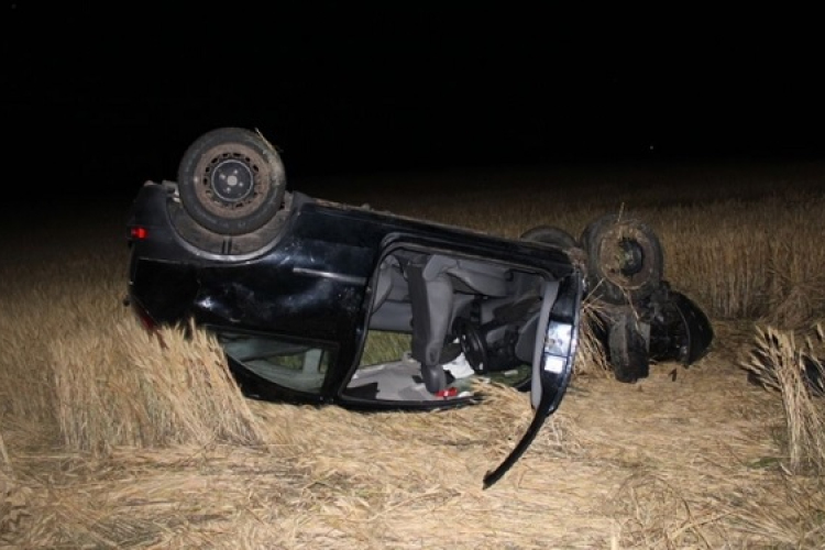 Tetejére borulva állt meg az autó Csorna és Farád közt