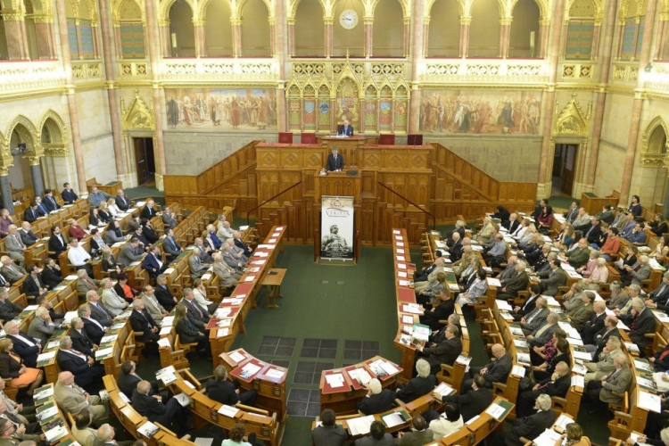 A terrorizmus elleni fellépésről és az állami tisztviselőkről vitázik a parlament