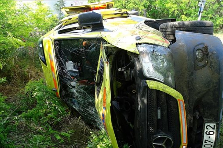 Felborult egy balesethez tartó mentőautó Lajosmizsénél