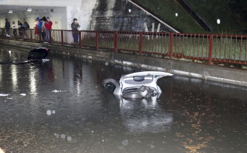 Autók merültek el az esővízben Szolnokon a felhőszakadás után