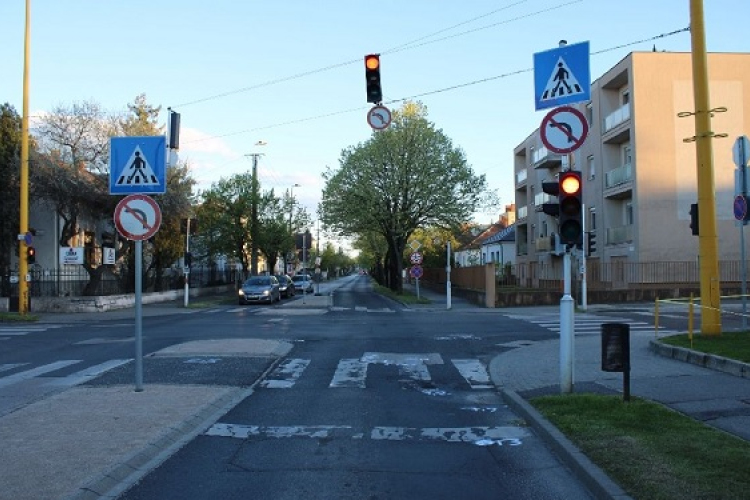 Piroson áthajtva elütött egy gyalogost, majd elhajtott