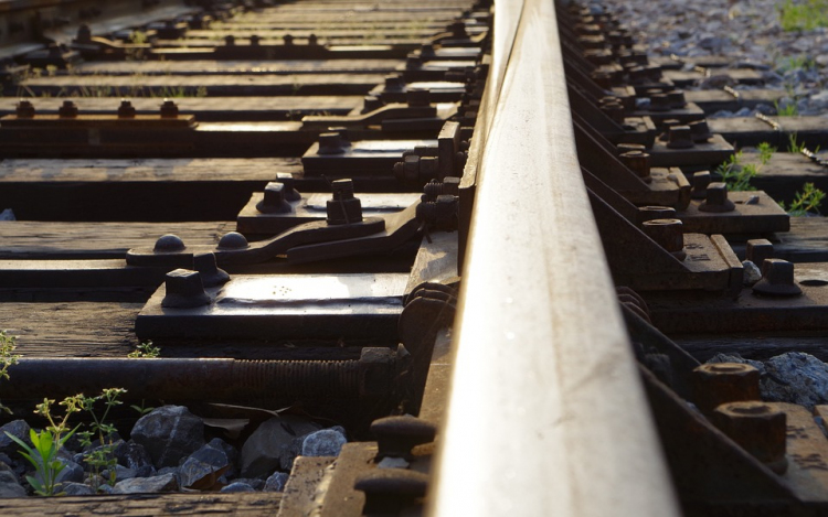Vágányszabályozási munkák miatt Belednél vasúti átjárókat zárnak le átmeneti időre