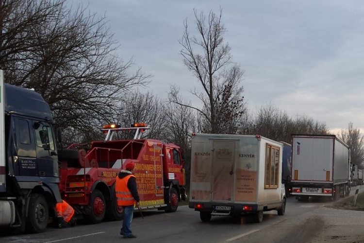 Újabb kamionbaleset volt a 86-oson, de most Bősárkánynál