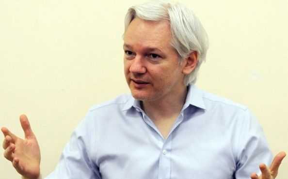 Kihallgatták a WikiLeaks alapítóját Londonban