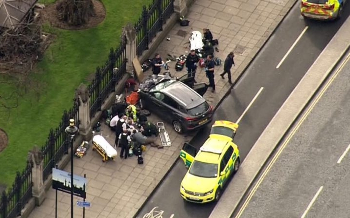 Négy halottja és legalább húsz sérültje van a londoni merényletnek