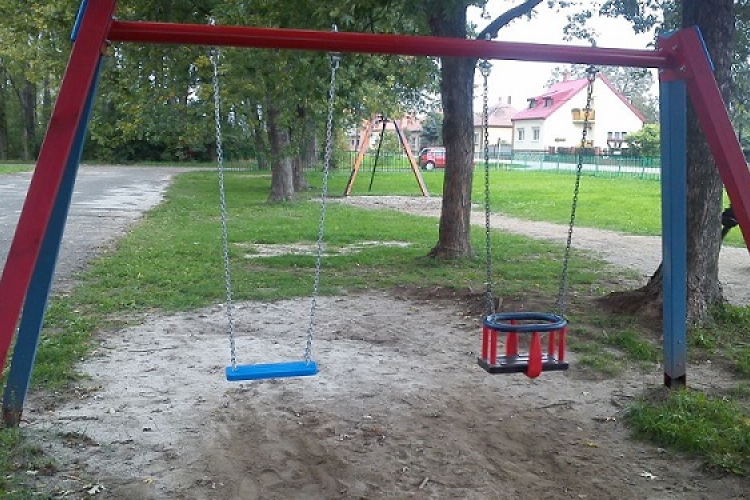 Ellopták a hintát az új csornai játszótérről