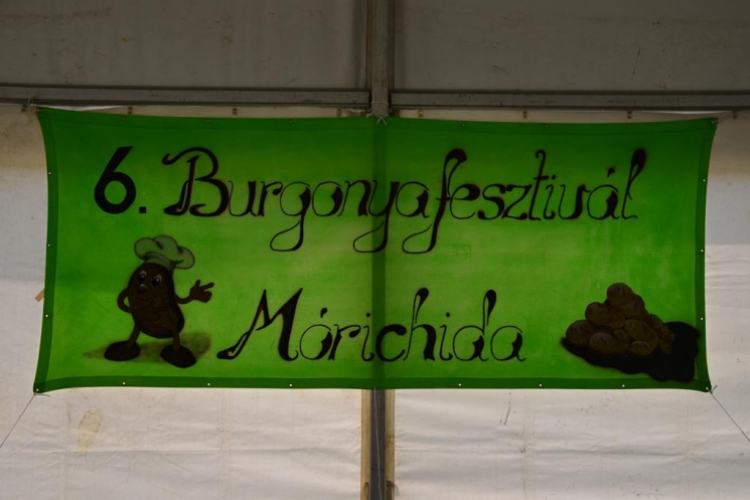 Burgonya fesztivál Mórichidán.