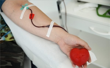 Vöröskereszt: Magyarországon mintegy 300 ezren rendszeresen adnak vért