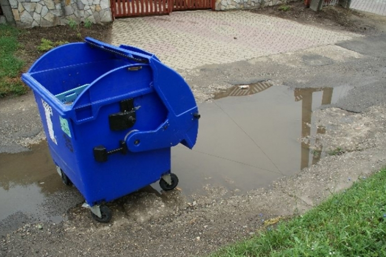 Bevásárlókocsiként használta a kukát a tolvaj – abban tolta a lopott árut