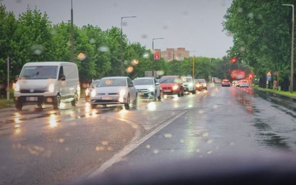Hasznos közlekedési tanácsok a szeszélyes, esős áprilisi időben