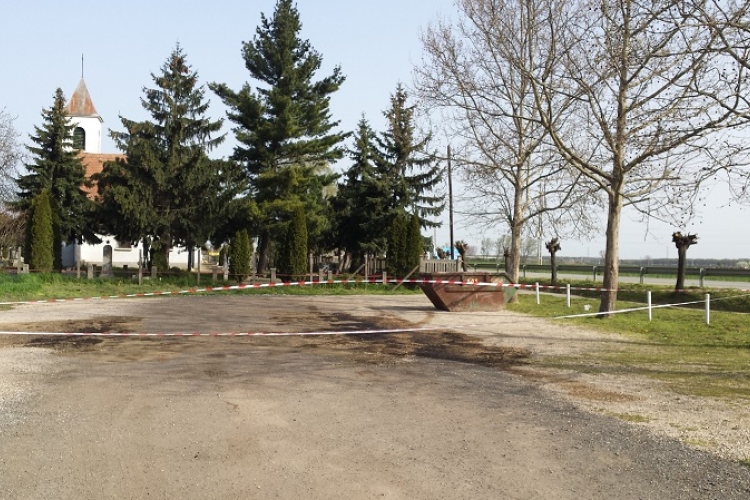 Lezárták a csornai Őrangyal temető parkolóját