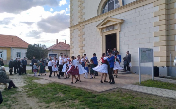 A templom előtt ropták a táncot