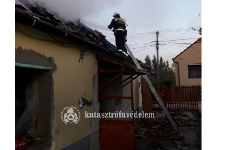 Leégett egy családi ház tegnap este Szilsárkányban
