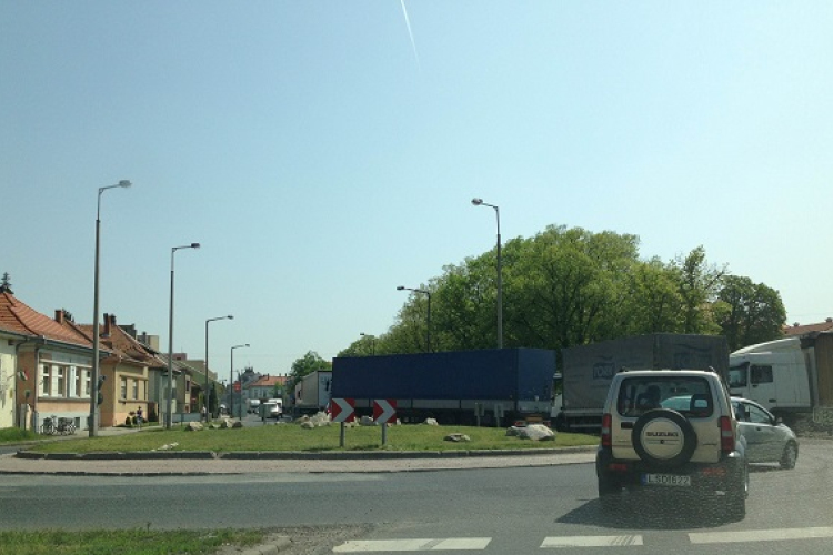 Dugó Csorna belvárosában sávlezárás miatt