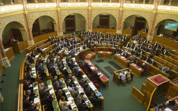 Az alaptörvény módosításáról szavaz a parlament