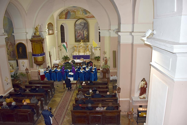 Szent Anna Kórus Karácsonyi hagyományos adventi hangversenye Szanyban..