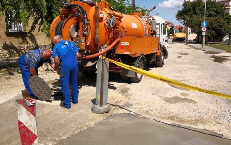 Kész az új szennyvízcsatorna, kezdődik az ivóvíz főnyomócső cseréje Csornán az Andrássy utcában