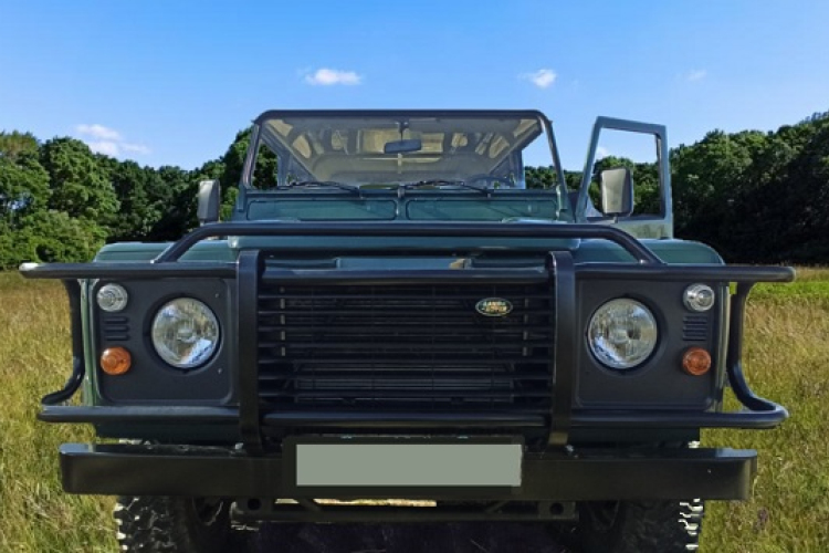 Hanyi szafarik a nemzeti park Land Rover Defenderével