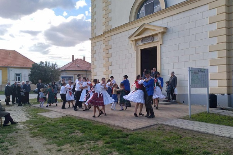 A templom előtt ropták a táncot