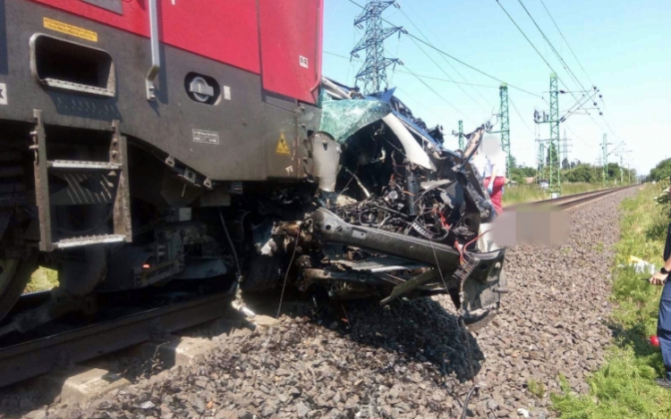 Ketten meghaltak egy soproni vasúti átjáróban