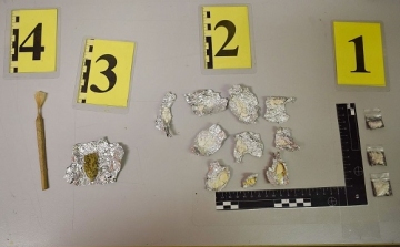 Kábítószergyanús anyagokat találtak az autóban a rendőrök