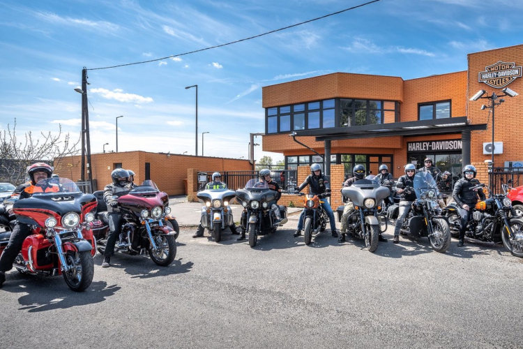 Harley-Davidsonokon érkezik meleg étel a rászoruló családokhoz