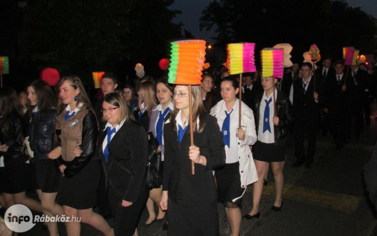 Lampionos ballagás Csornán