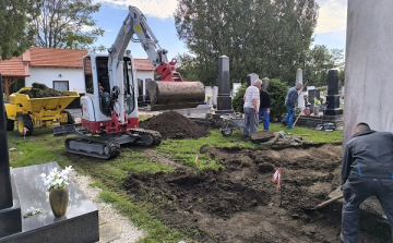 Társadalmi munkában építettek járdát a temetőben Rábatamásiban