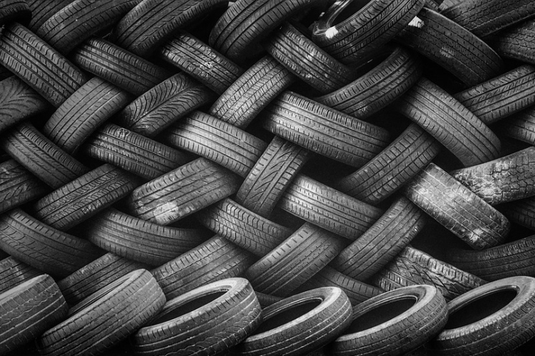 Hétszázmilliót csalt el egy gumiabronccsal kereskedő cég