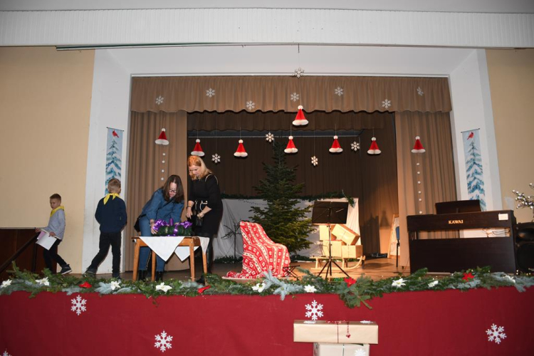 Iskolai adventi vásár a Szent Anna Katolikus Általános Iskola és Óvodában, Szanyban.