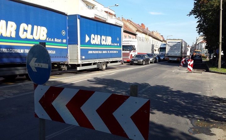 Sávlezárás miatt torlódás, torlódás miatt megint baleset Csorna belvárosában
