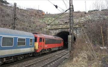Megcsúszott az alagút támfala a Déli pályaudvarnál, lezárták a forgalmat